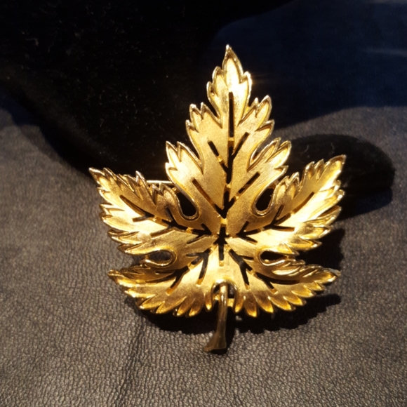 Trifari Crown Vintage Leaf  Brooch - Picture 2 of 7